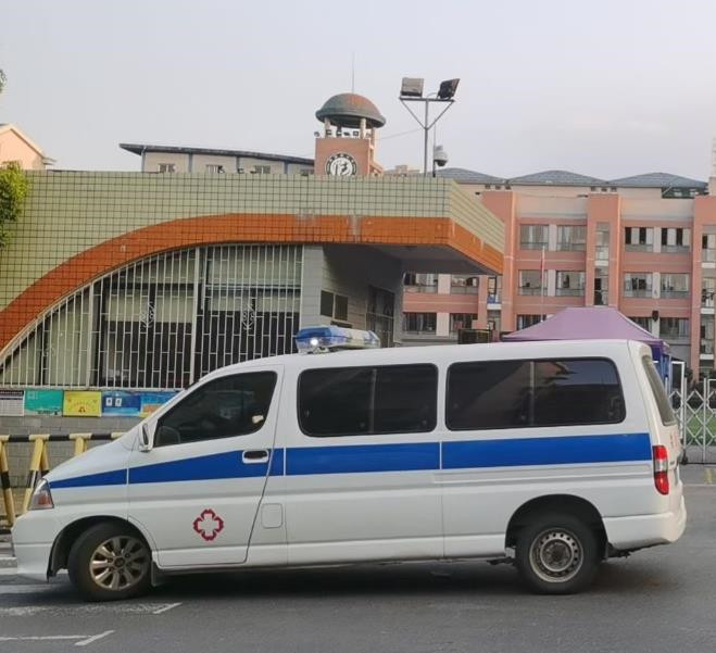 顺德救护车出租护送骨折病人一公里多少钱